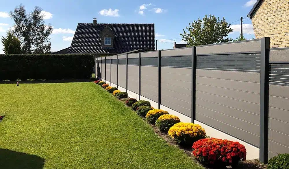 Clôture de jardin à lames horizontales avec soubassement