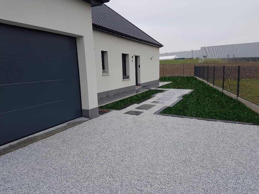Contour de maison avec dallage, gravier et cheminements