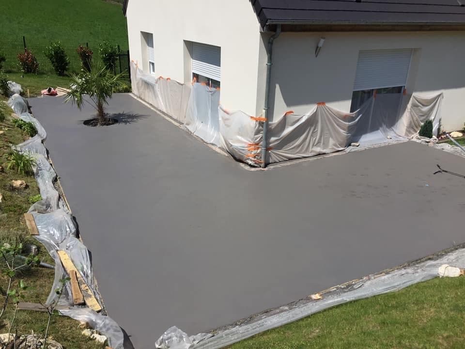 Dalle béton fraîchement coulée en L autour d'une maison
